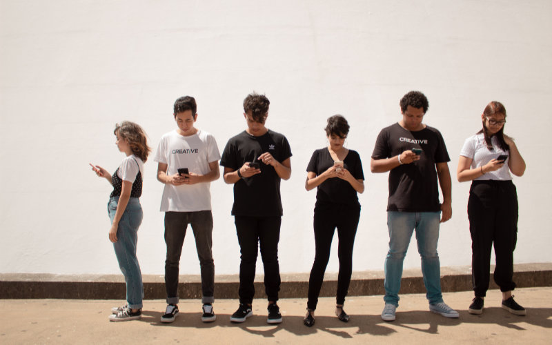 people with smartphones