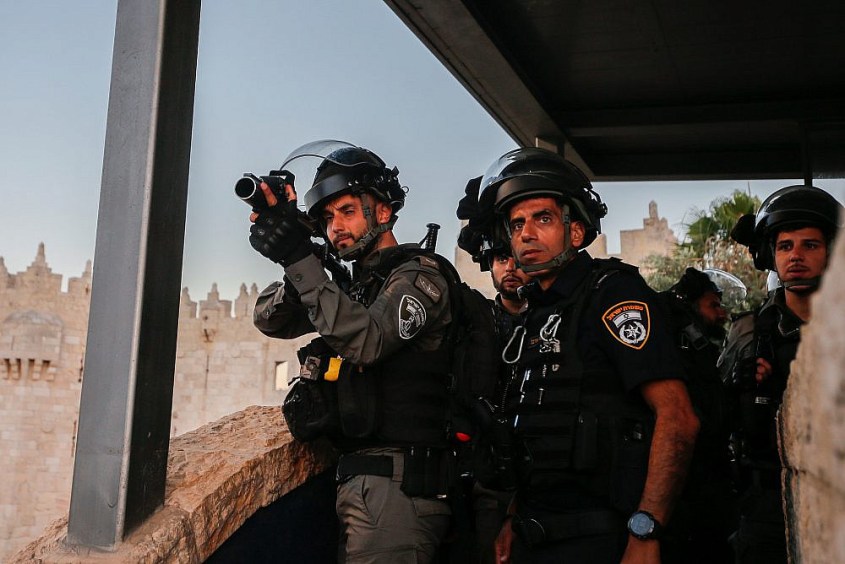 Palestinians clash with Israeli police during a protest at Damascus Gate in Jerusalem Old City, June 17, 2021. (Jamal Awad/Flash90)