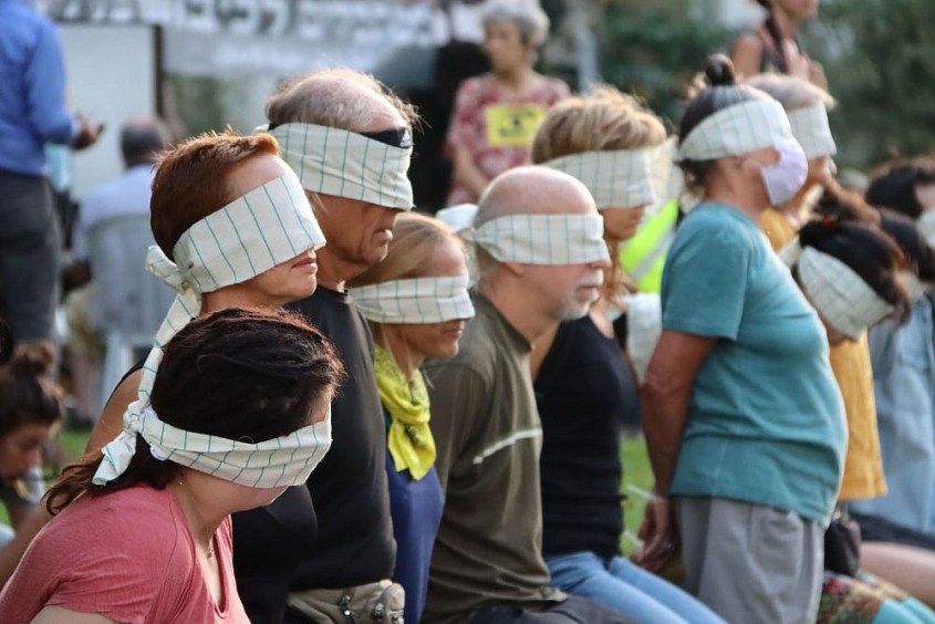 Israeli activists hold a protest in Tel Aviv against Israeli military rule over Palestinians in the West Bank, September 23, 2021. (Ahmad Al-Bazz/Activestills.org)