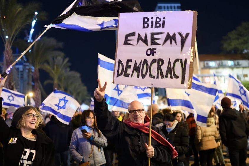 Thousands of Israeli protesters rally against Prime Minister Benjamin Netanyahu's new government in Tel Aviv, February 11, 2023. (Gili Yaari/Flash90)