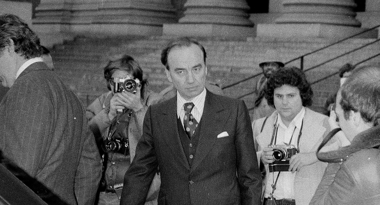Rupert Murdoch leaves US District Court in New York, 1977 (Image: AAP/AP/STR)