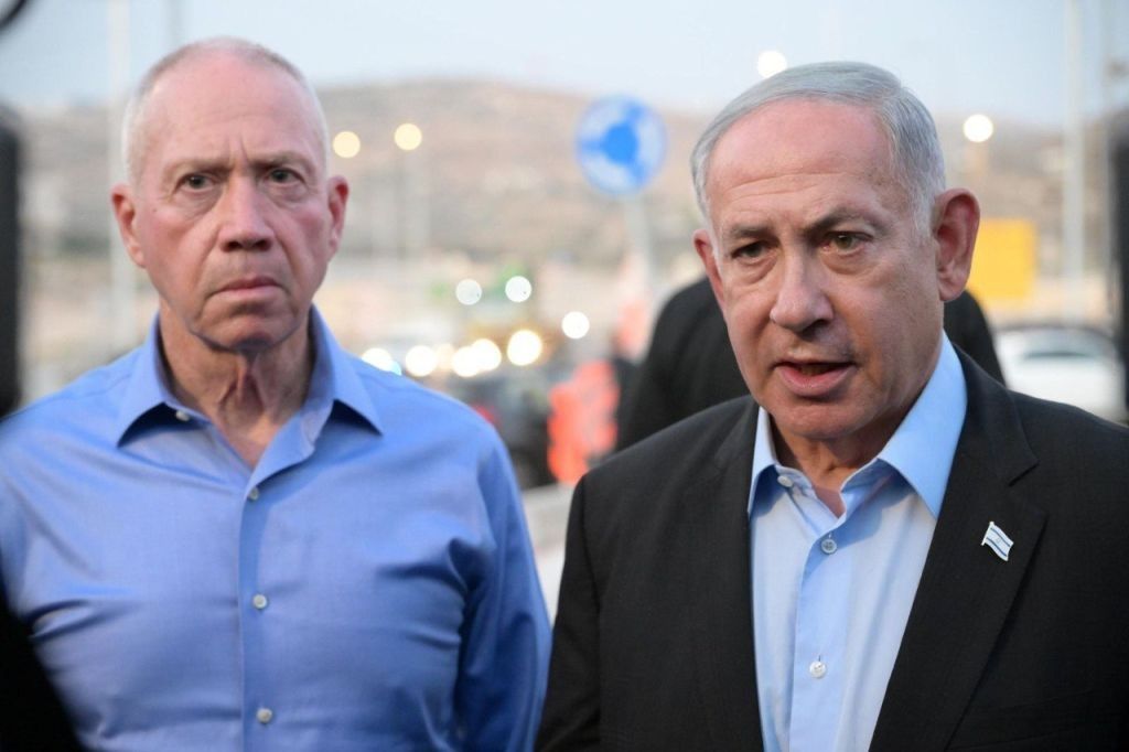 Israeli Prime Minister Benjamin Netanyahu (R) and Israeli Defense Minister Yoav Gallant (L) stand side by side.