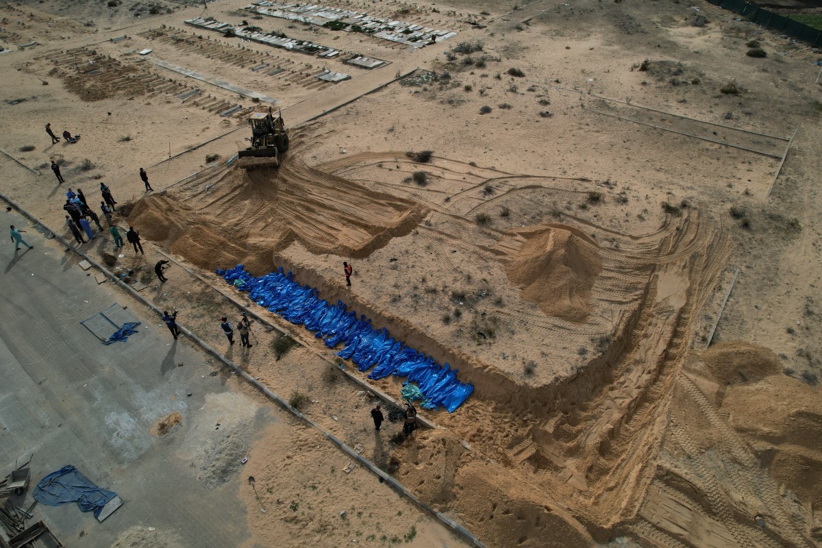 KHAN YUNIS, GAZA - NOVEMBER 22: An aerial view of the burial of 111 Palestinians who died due to Israeli attacks to mass graves in Khan Yunis, Gaza on November 22, 2023. (Photo by Mohammad Fayq/Anadolu via Getty Images)