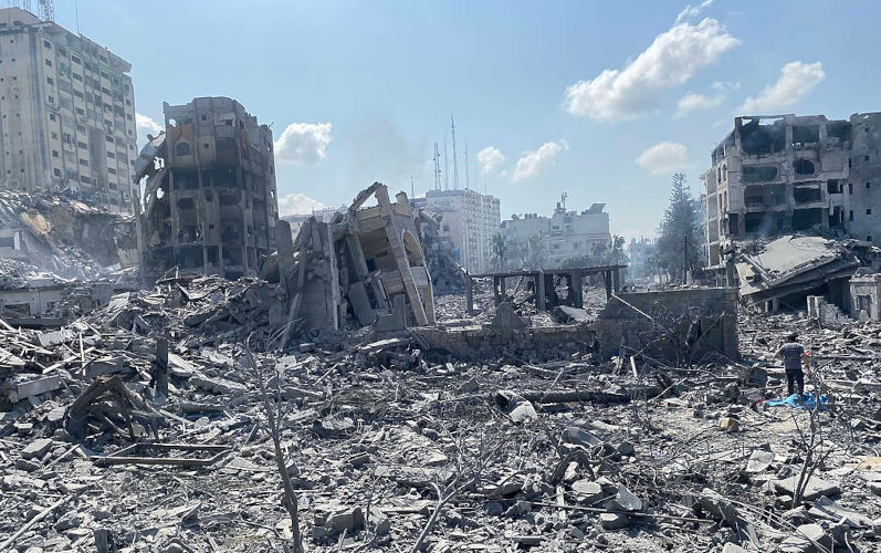 Damage_in_Gaza_Strip_during_the_October_2023_-_30. Image: Wikimedia Commons / Source / Correspondence with Wiki Palestine (Q117834684) / Author / Wafa (Q2915969) in contract with a local company (APAimages) / CC BY-SA 3.0 DEED Attribution-Share Alike Israeli airstrike on the El-Remal aera in Gaza City on October 9, 2023.