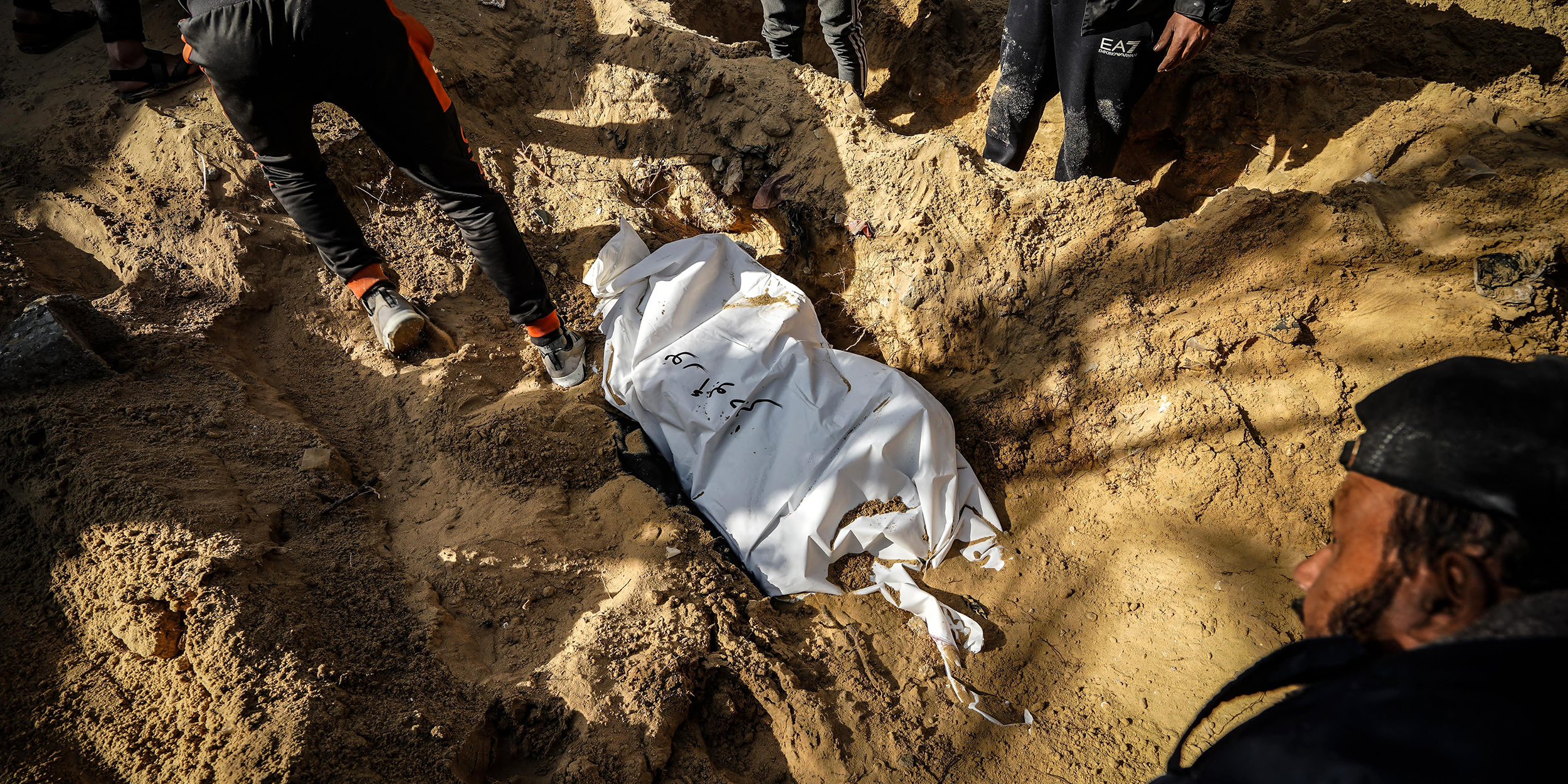 KHAN YUNIS, GAZA - JANUARY 22: (EDITORS NOTE: Image depicts death) Dead bodies of Palestinians killed in Israeli attacks are being buried near the Nasser Hospital in Khan Yunis, Gaza on January 22, 2024. (Photo by Belal Khaled/Anadolu via Getty Images)