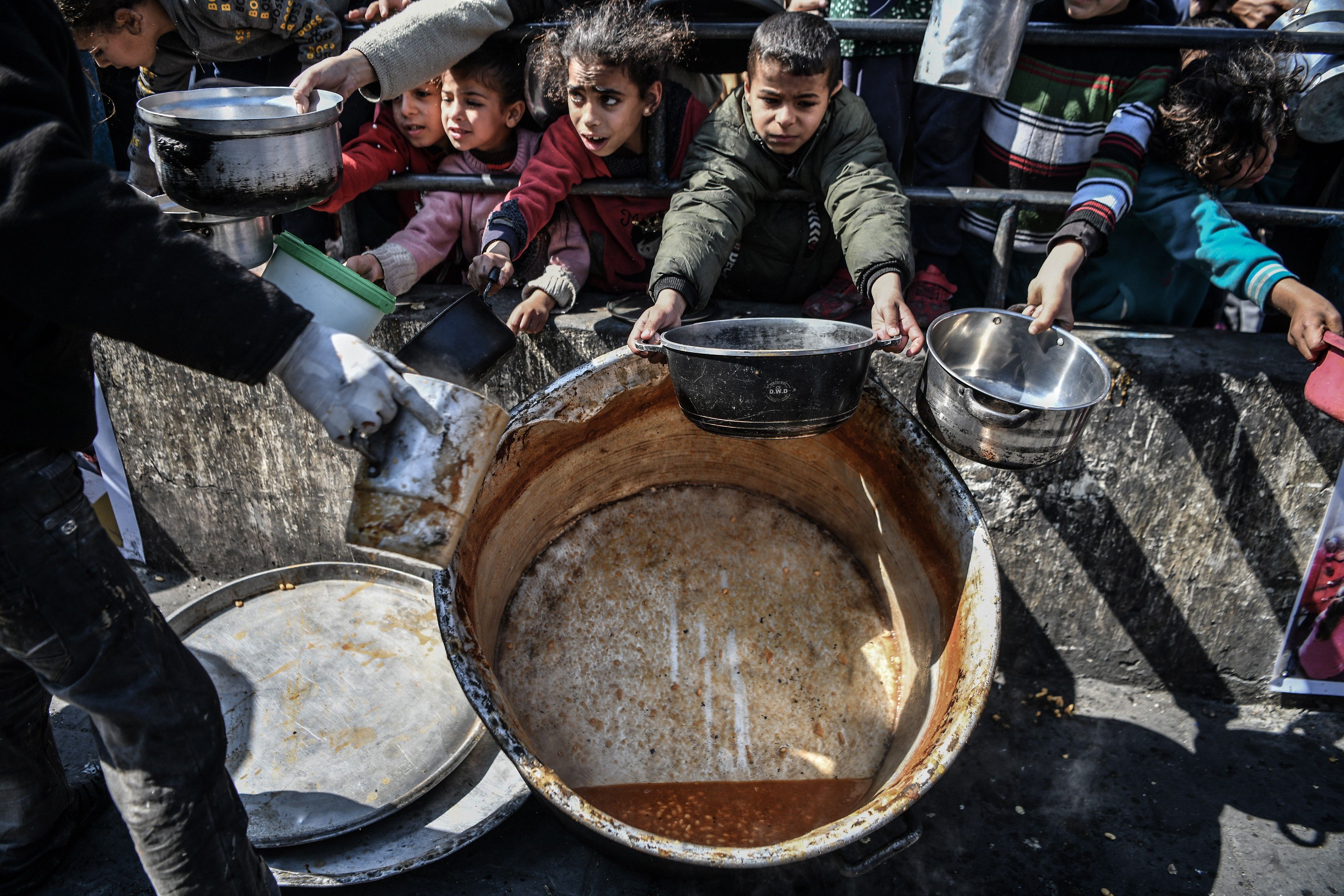 Palestinian children food aid