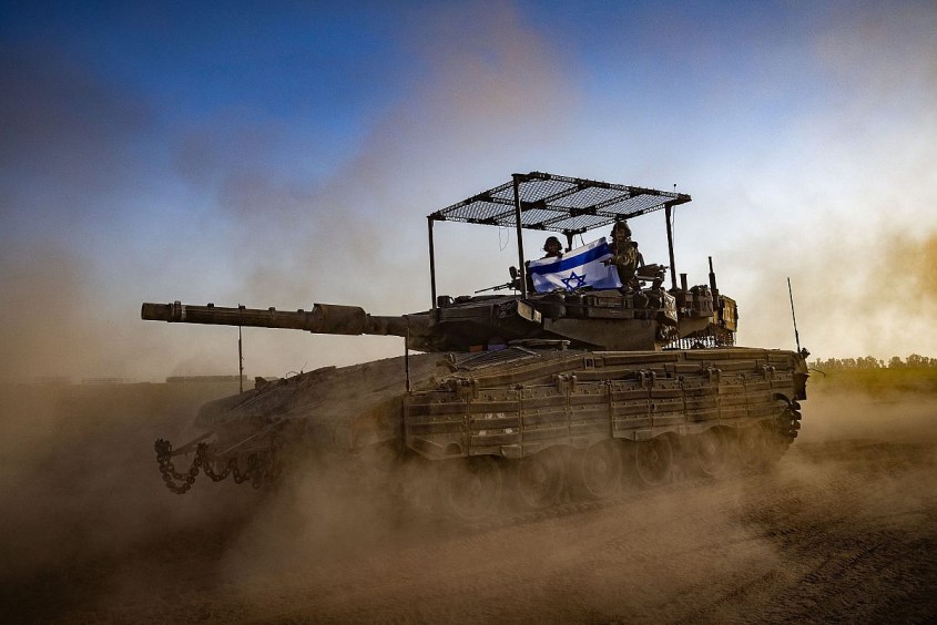 An Israeli tank seen near the Israel-Gaza fence, southern Israel, January 21, 2024. (Chaim Goldberg/Flash90)