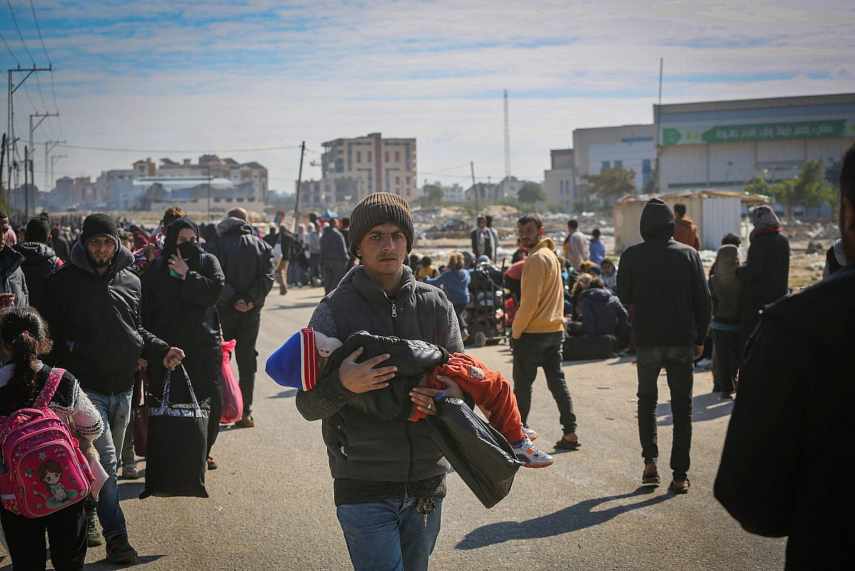 Palestinians fleeing from the fighting in parts of Khan Younis to Rafah, in the southern Gaza Strip, January 26, 2024. (Atia Mohammed/Flash90)