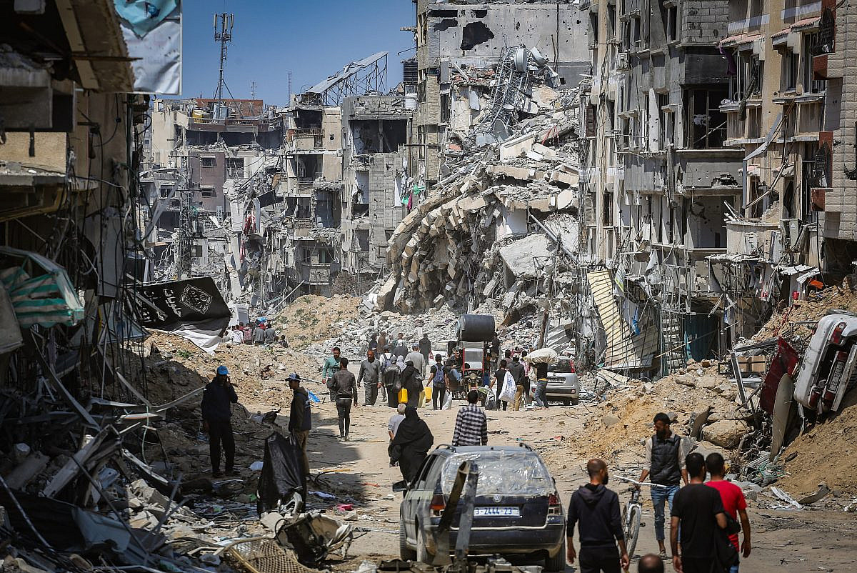 Palestinians return to inspect their homes in Khan Younis after the Israeli army withdrew from the area, southern Gaza Strip, April 8, 2024. (Atia Mohammed/Flash90)