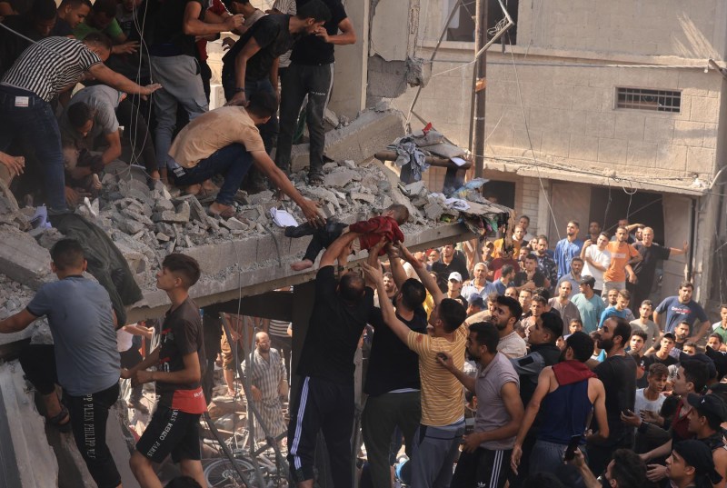 24 October 2023, Khan Younis, south of the Gaza Strip. “It took a long time for people to search the rubble. To remove the injured and dead bodies of adults and children alike. You think about your own children, aware that this may also happen to them. You cry, you choke. It’s very hard. No one is without pain in the Gaza strip. Whether you have lost children, family, friends, neighbours… Whether they are wounded or killed. The suffering is everywhere.”