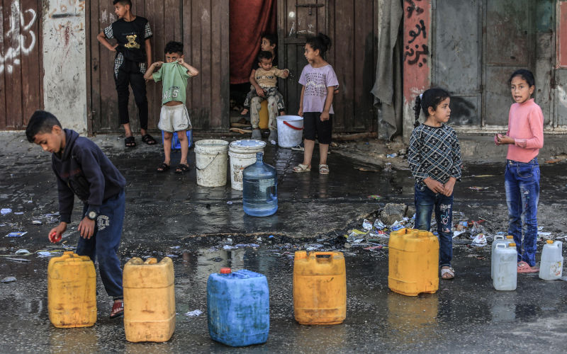 Rafah, Palestinian Territories. 17th Apr, 2024. Palestinians children queue with water containers to fill them with drinking water. Palestinians are suffering from obtaining clean water due to the destruction of water wells during the battles between Israel and Hamas. Image: Alamy: Abed Rahim Khatib/dpa/Alamy Live News