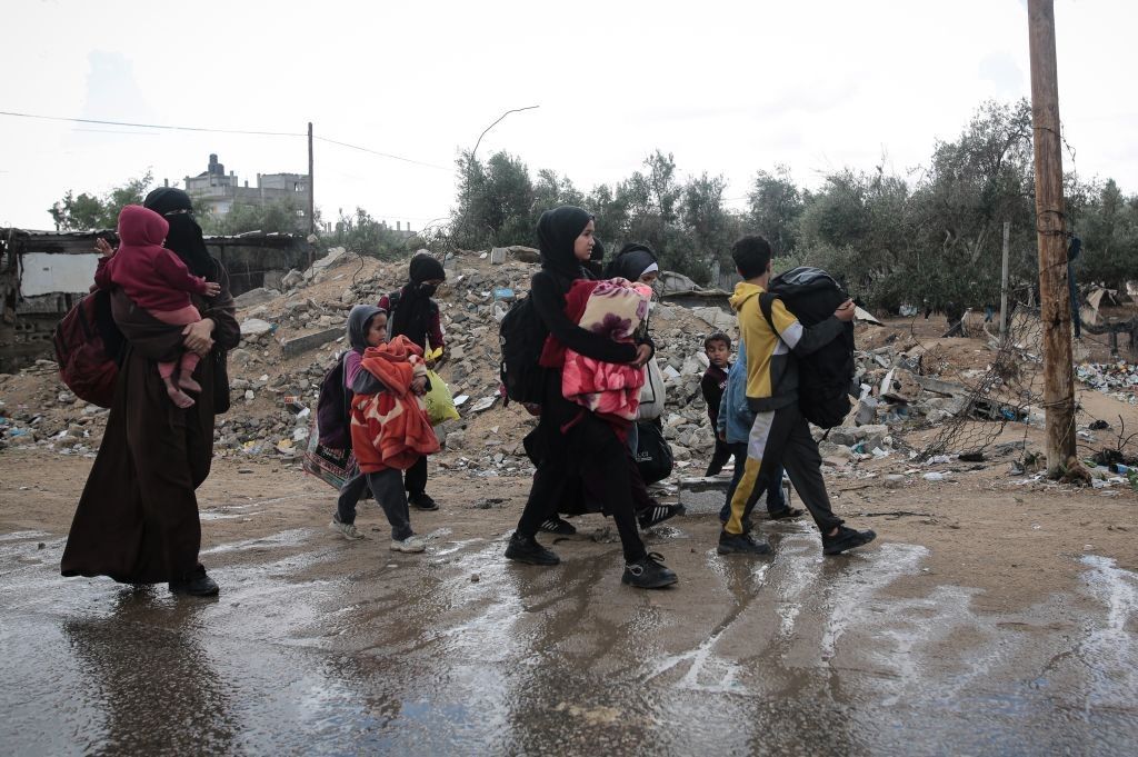 Palestinians migrate toward Khan Younis from Rafah