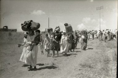 Palestinians from Tantura are expelled to Jordan, June 1948. (Benno Rothenberg/Meitar Collection/National Library of Israel/The Pritzker Family National Photography Collection/CC BY 4.0)
