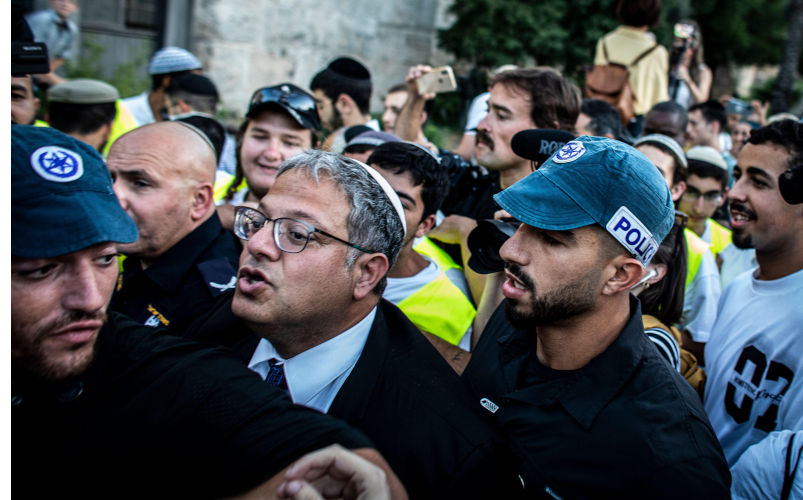 2XABNHR Israeli Minister of National Security, Itamar Ben Gvir, surrounded by Security officers, speaks as he stands outside Damascus gate In Jerusalem, Thursday June 5 2024. Tens of thousands of young religious Ultra nationalists Zionist men and women, have paraded through Muslim parts of the Old City of Jerusalem in the annual Jerusalem day Flag march, an event that threatens to trigger further violence in the Israel-Hamas war. Jerusalem day marks the reunification of the city during the Six Day War and IsraelOs capture of the Temple Mount and the Western Wall, JudaismOs holiest sites. Photo by Eyal Alamy